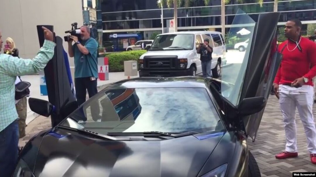 Yoenis Céspedes (d) al lado de su Lamborghini Aventador.