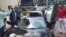 Yoenis Céspedes (d) al lado de su Lamborghini Aventador.