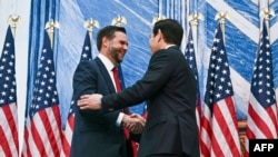 El vicepresidente de EEUU JD Vance (izq.) saluda al secretario de Estado Marco Rubio durante el lanzamiento de "The Foundry School", en el Instituto de la Paz Donald J. Trump, en Washington, DC. 