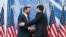 El vicepresidente de EEUU JD Vance (izq.) saluda al secretario de Estado Marco Rubio durante el lanzamiento de "The Foundry School", en el Instituto de la Paz Donald J. Trump, en Washington, DC. 