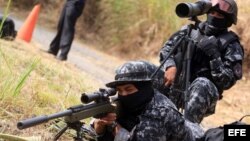Francotirador de las Fuerzas Especiales de la Policía Nacional de Panamá durante un entrenamiento por la Cumbre de la Américas. 