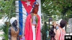 Cubanos rinden homenaje a la Virgen de Santa Bárbara, continuando con la tradición de hacerle una fiesta, ofrecerle ofrendas florales y pedir que conceda algún deseo al necesitado.