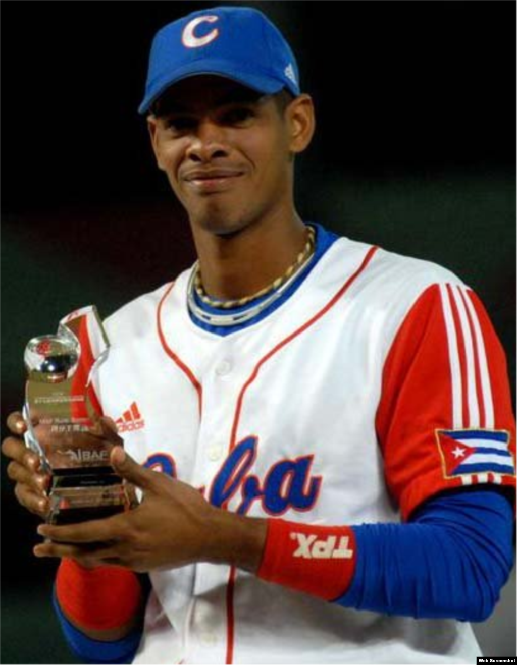 Héctor Olivera muestra el trofeo al jugador más valioso de la XVII Copa Intercontinental de Béisbol.