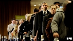 La bloguera cubana Yoani Sánchez, creadora del blog "Generación Y", habla con la prensa a su llegada a La Habana (Cuba) hoy, jueves 30 de mayo de 2013, luego de una gira de más de 100 días por varios países de Europa y América. EFE/Alejandro Ernesto