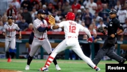 El cubano Jorge soler cargó contra el dominicano Reinaldo López.
