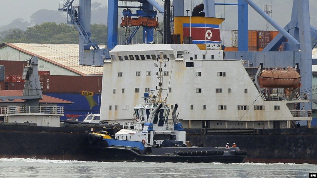 PAN03. CIUDAD DE PANAMÁ (PANAMÁ) 16/07/2013.- Vista del barco norcoreano Chong Chon Gang hoy, martes 16 de julio de 2013, atracado en el muelle de Manzanillo de la caribeña ciudad de Colón (Panamá). Las autoridades panameñas retuvieron en Colón, en la cos