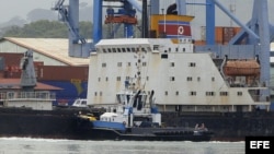 PAN03. CIUDAD DE PANAMÁ (PANAMÁ) 16/07/2013.- Vista del barco norcoreano Chong Chon Gang hoy, martes 16 de julio de 2013, atracado en el muelle de Manzanillo de la caribeña ciudad de Colón (Panamá). Las autoridades panameñas retuvieron en Colón, en la cos