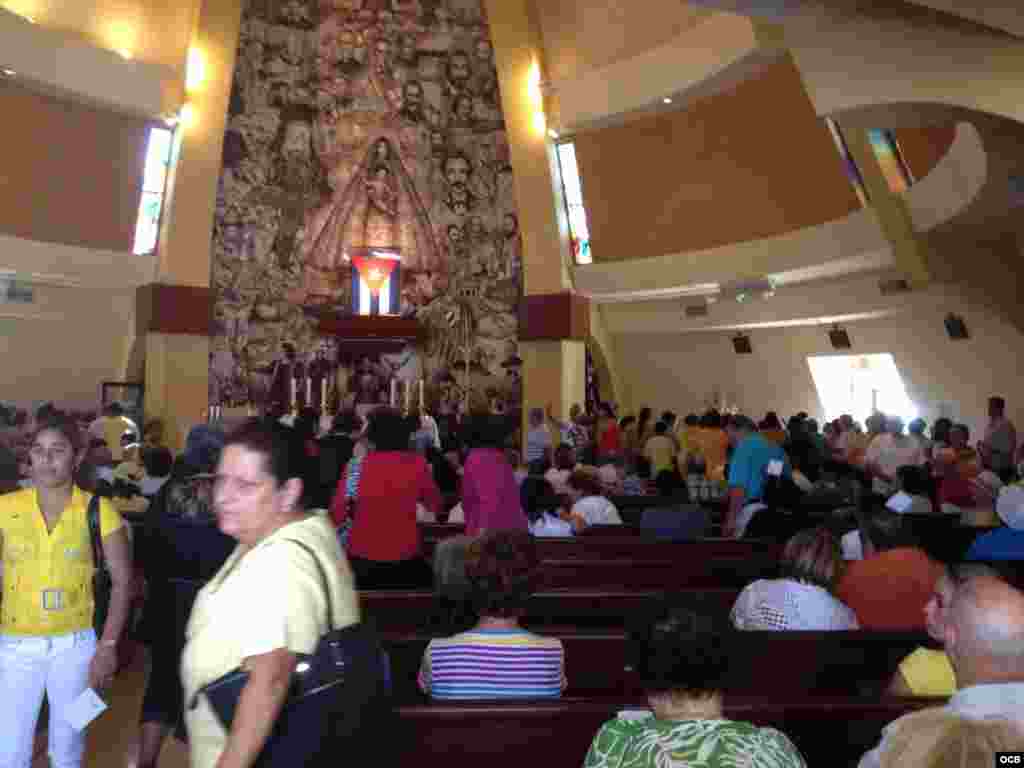 Feligreses en el Santuario Nacional, Ermita de la Caridad, Miami, Florida