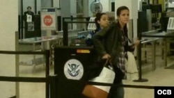 Rosa María Payá haciendo el chequeo de seguridad en el Aeropuerto Internacional de Miami. 