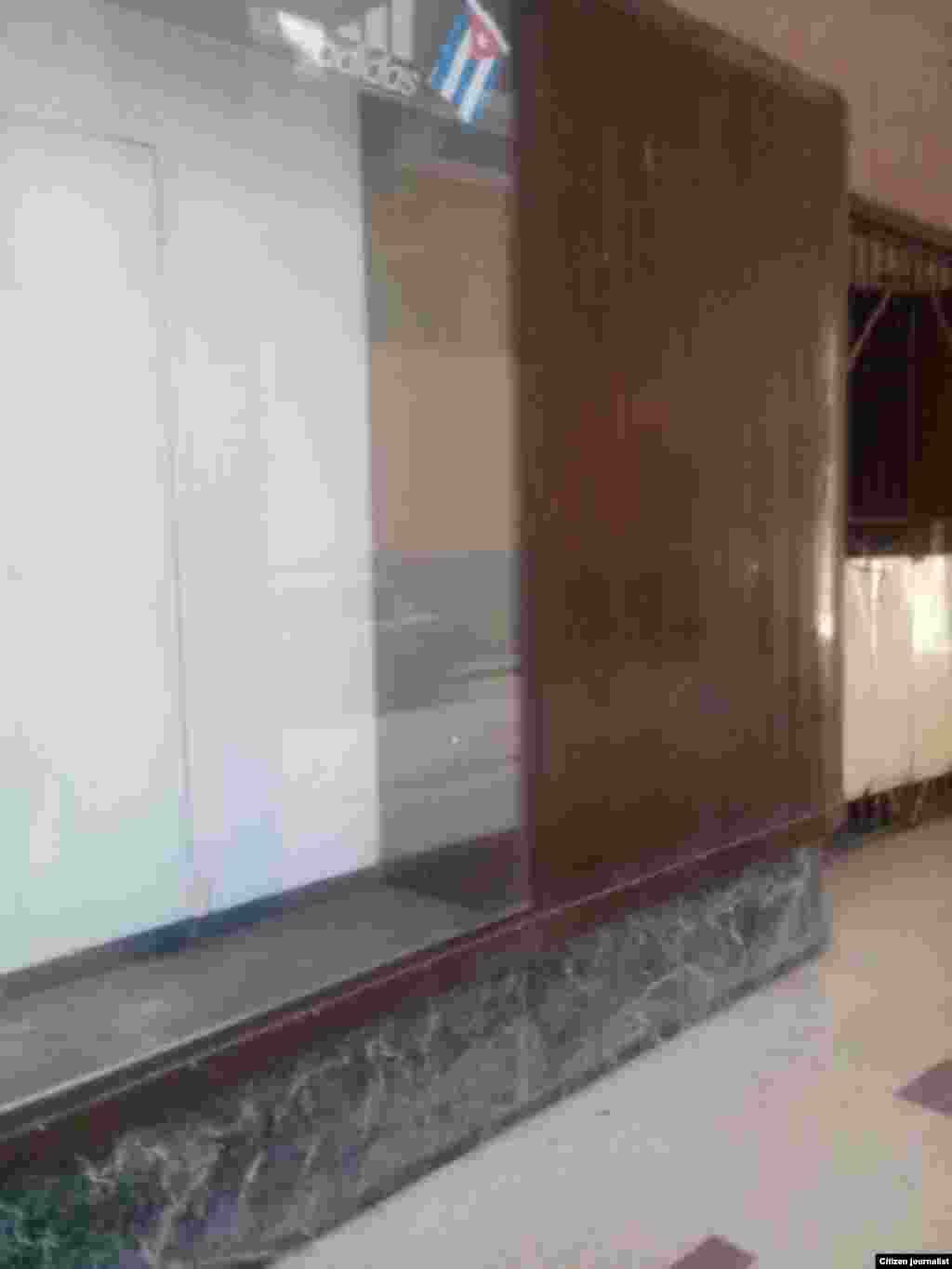 Antigua tienda de zapatos en Habana / foto / Misladys Carnel