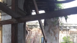 Residentes de edificio en La Habana Vieja temen que el techo se les venga encima