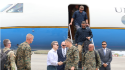 General Francis Donovan, Jefe del Comando Sur, saluda a John Barrett, encargado de negocios de la Embajada de EEUU en Venezuela, a su llegada a La Guaira. 