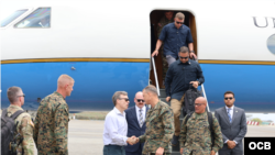 General Francis Donovan, Jefe del Comando Sur, saluda a John Barrett, encargado de negocios de la Embajada de EEUU en Venezuela, a su llegada a La Guaira. 