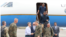 General Francis Donovan, Jefe del Comando Sur, saluda a John Barrett, encargado de negocios de la Embajada de EEUU en Venezuela, a su llegada a La Guaira. 