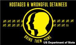 Bandera en recordación de los estadounidenses rehenes y detenidos injustamente.en el extranjero, con la inscripción "Tráiganlos a casa".