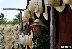 Jorge Alberto Brito, un vendedor de sombreros que vive del turismo en Playa Larga, Ciénaga de Zapata. (REUTERS/Norlys Perez)
