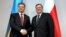 El presidente de Polonia, Bronislaw Komorowski (d), recibe al presidente de Ucrania, Petro Poroshenko (i).