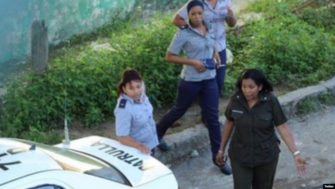 Agentes de la policía vigilan la sede de las Damas de Blanco. (Foto: Angel Moya)