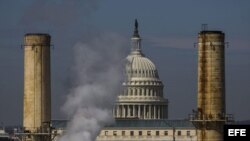 Vista del domo del Capitolio entre dos chimeneas de la Planta de Energía