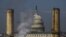 Vista del domo del Capitolio entre dos chimeneas de la Planta de Energía