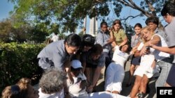 Fotografía de archivo de la represión policial en Cuba contra Las Damas de Blanco.