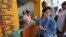 Una mujer vende bebidas como cuentapropista en un barrio de La Habana. EFE