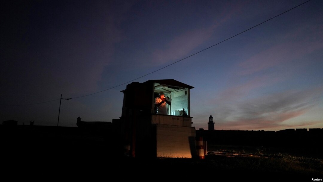 Rafael Viguera en su kiosco de frutas en La Habana. REUTERS/Alexandre Meneghini