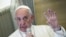 El papa Francisco habla a la prensa a bordo de un avión de Alitalia que lo llevó de Cuba a EEUU 