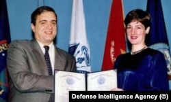 Ana Montes recibe un certificado del entonces director de la CIA, George Tenet, en 1997.
