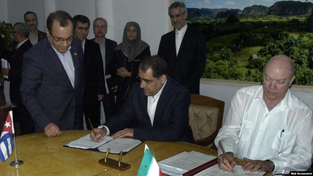 El ministro cubano de Comercio Exterior e Inversión Extranjera, Rodrigo Malmierca, y ministro iraní Hasán Qazizadeh Hashem firman acuerdos en La Habana. 