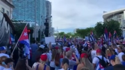Cubanos exiliados en Miami acudieron a la Torre de la Libertad para exigir la libertad de Cuba