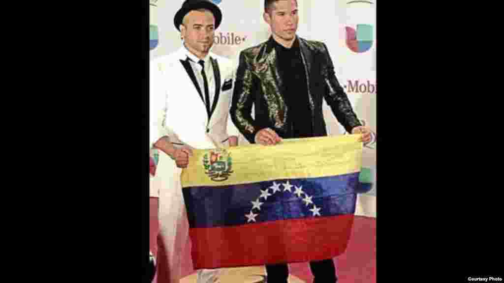 Chino y Nacho mostró en el escenario de &quot;Premio lo Nuestro&quot; una bandera venezolana para pedir por la paz en su país.