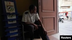 El custodio Alberto Izquierdo custodia urnas para las elecciones legislativas el 17 de marzo de 2023, en Centro Habana. REUTERS/Alexandre Meneghini