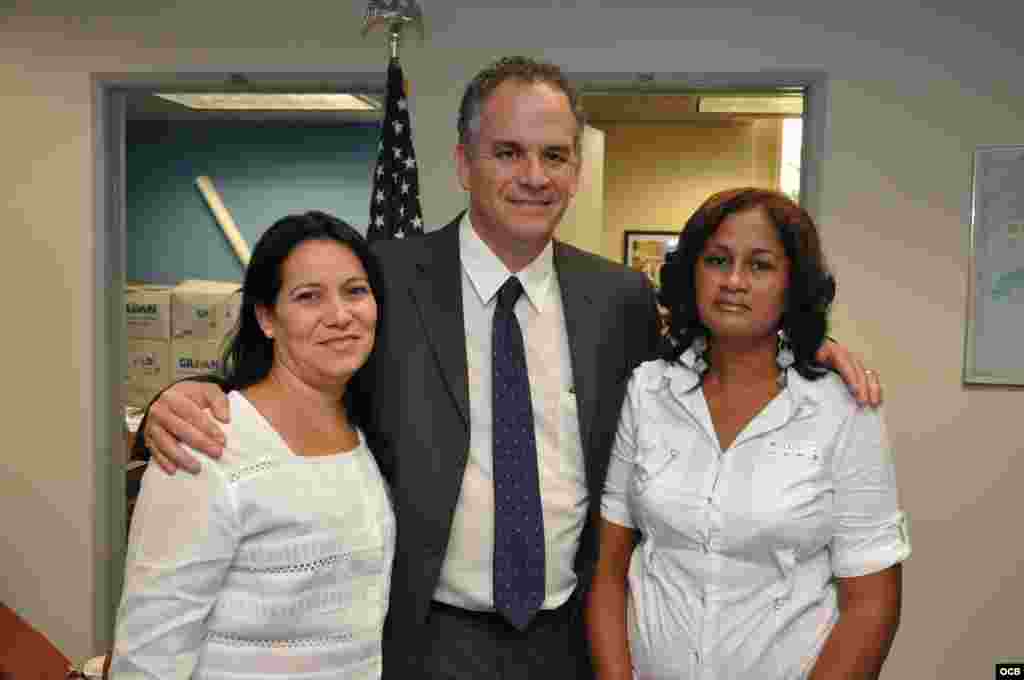 Las Damas de Blanco Belkis Cantillo (der.) y Laura Mar&iacute;a Labrada (izq.) en Mart&iacute; Noticias junto a Carlos Garc&iacute;a, director de la Oficina de Transmisiones a Cuba.