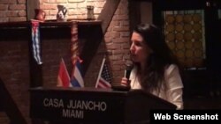 Rocío Monasterio durante su disertación sobre Cuba, en el restaurante Casa Juancho de Miami. 