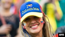 Aficionados colombianos asisten al partido entre Colombia y Japón.