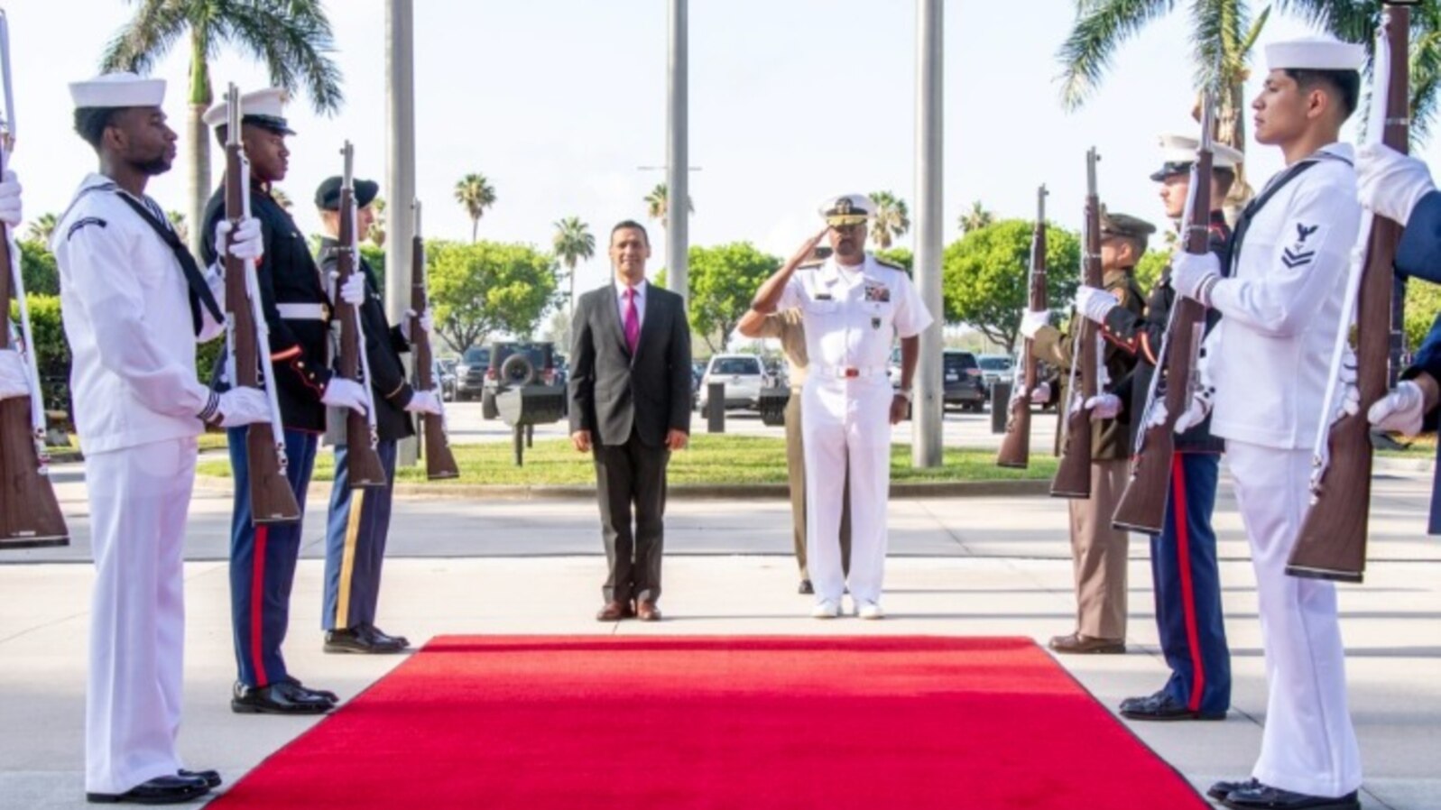 El ministro de Defensa de Colombia, Pedro Sánchez, y el almirante de la Armada de EEUU, Alvin Holsey, durant ela visita del primero al Comando Sur, en Doral, Florida. (Foto: Samantha Oblander, SOUTHCOM)