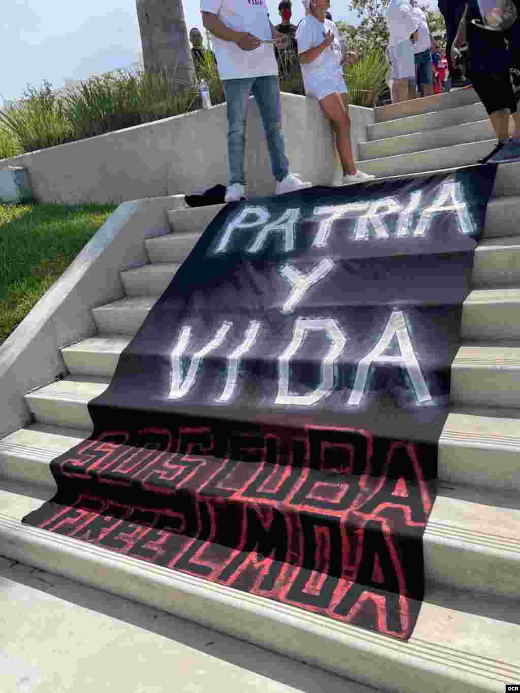 Patria y Vida en las escaleras de acceso al estadio de Palm Beaches