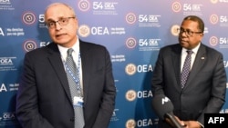 El embajador de EEUU ante la OEA Francisco Mora y el subsecretario de Estado, Brian Nichols, de izquierda a derecha, en Asunción, Paraguay, el 27 de junio de 2024. (Daniel Duarte/AFP).