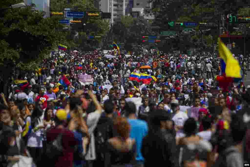 Jóvenes protestan hoy, viernes 14 de febrero de 2014, en el municipio de Chacao en la zona metropolitana de Caracas (Venezuela).