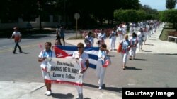 Damas de Blanco caminan por la Quinta Avenida de La Habana.