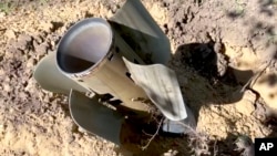 Fragmentos de un cohete cerca de la Planta Nuclear Zaporiyia, bajo control militar ruso en el sudeste de Ucrania, 7 de agosto de 2022. (Servicio de Prensa del Ministerio de Defensa de Rusia via AP)