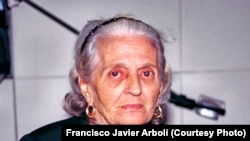 Eva Barba, madre de Pablo Morales, durante un radiomaratón para enviar ayuda a Cuba tras el paso del huracán Lily. Ella falleció en 2014.