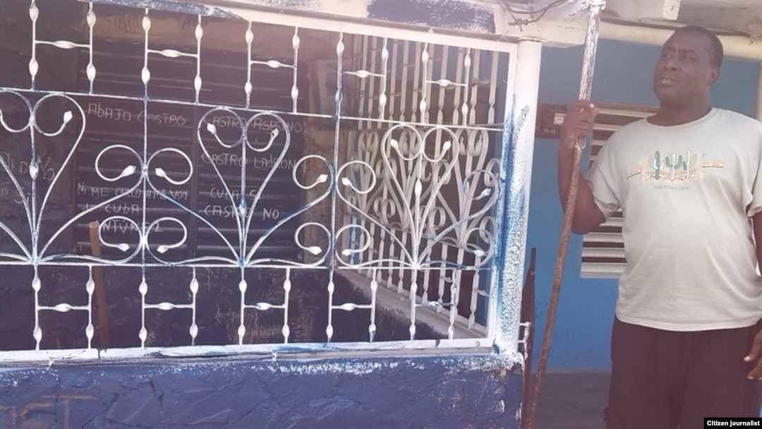 Jorge Luis García Pérez (Antúnez) en la fachada de su vivienda en Placetas