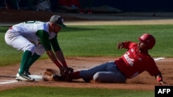 El jugador mexicano Agustín Murillo busca poner out al cubano Jorge Alomá el 5 de febrero de 2019 en un partido de la pasada Serie del Caribe en Panamá (Foto: Archivo/Luis Acosta/AFP)