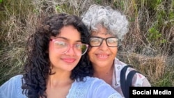 La influencer y activista cubana Anna Sofía Benítez y su madre, Caridad Silvente. 