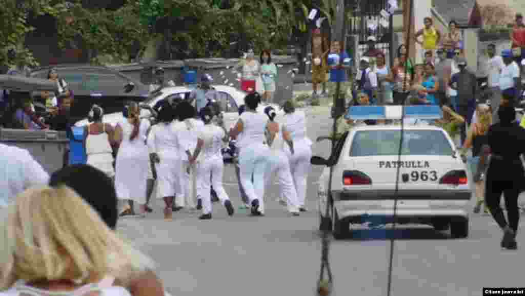 Violencia contra las Damas de Blanco el martes 29 de marzo al culminar el Té Literario en la sede del grupo de Lawton.