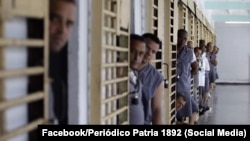 Prisioneros en una cárcel de Cuba.