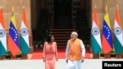El primer ministro de la India, Narendra Modi, camina junto a la presidenta interina de Venezuela, Delcy Rodríguez, antes de su reunión en la Hyderabad House, en Nueva Delhi, India, el 4 de junio de 2026. REUTERS/Adnan Abidi