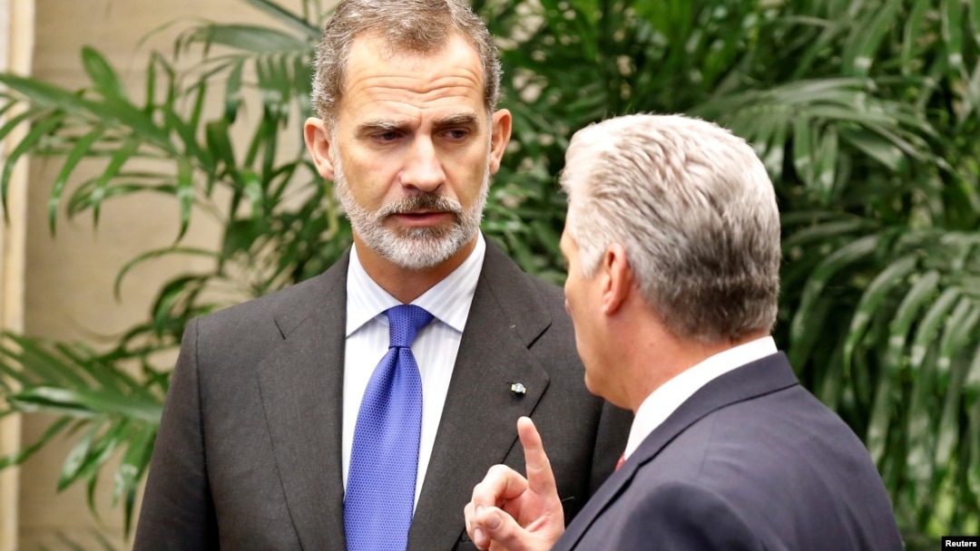 El Rey de España, Felipe VI, conversa con el gobernante cubano Miguel Díaz-Canel en el Palacio de la Revolución. 